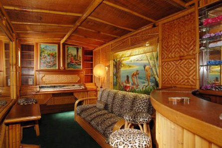 tiki-bar-at-the-wolfs-lair-in-h