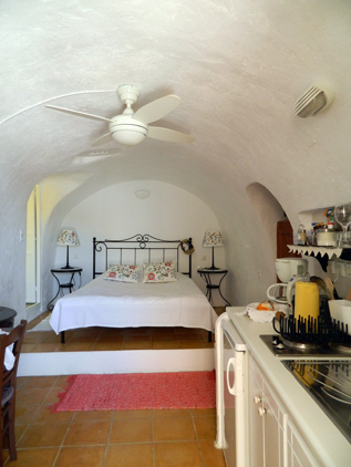 bedroom-Aris-Caves-1